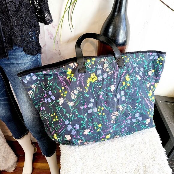 PINK Victoria's Secret floral canvas weekender bag - Picture 4 of 9